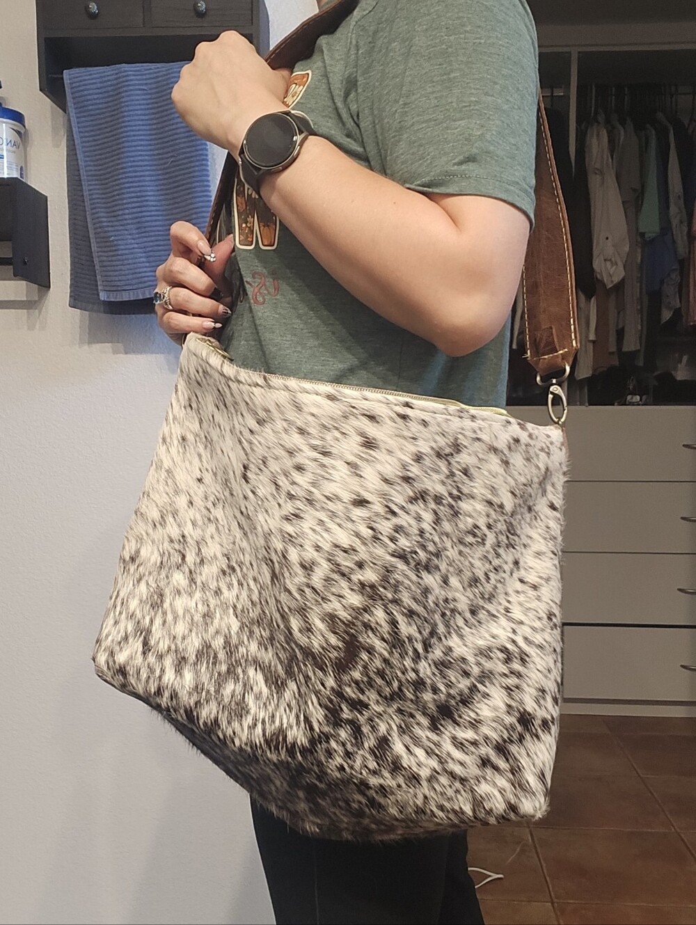 Cowhide Crossbody Large Tote/overnight Bag in Brown Speckle - Picture 4 of 5